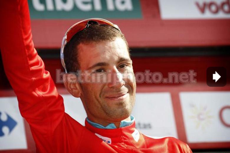 Vincenzo Nibali in maglia rossa alla vuelta